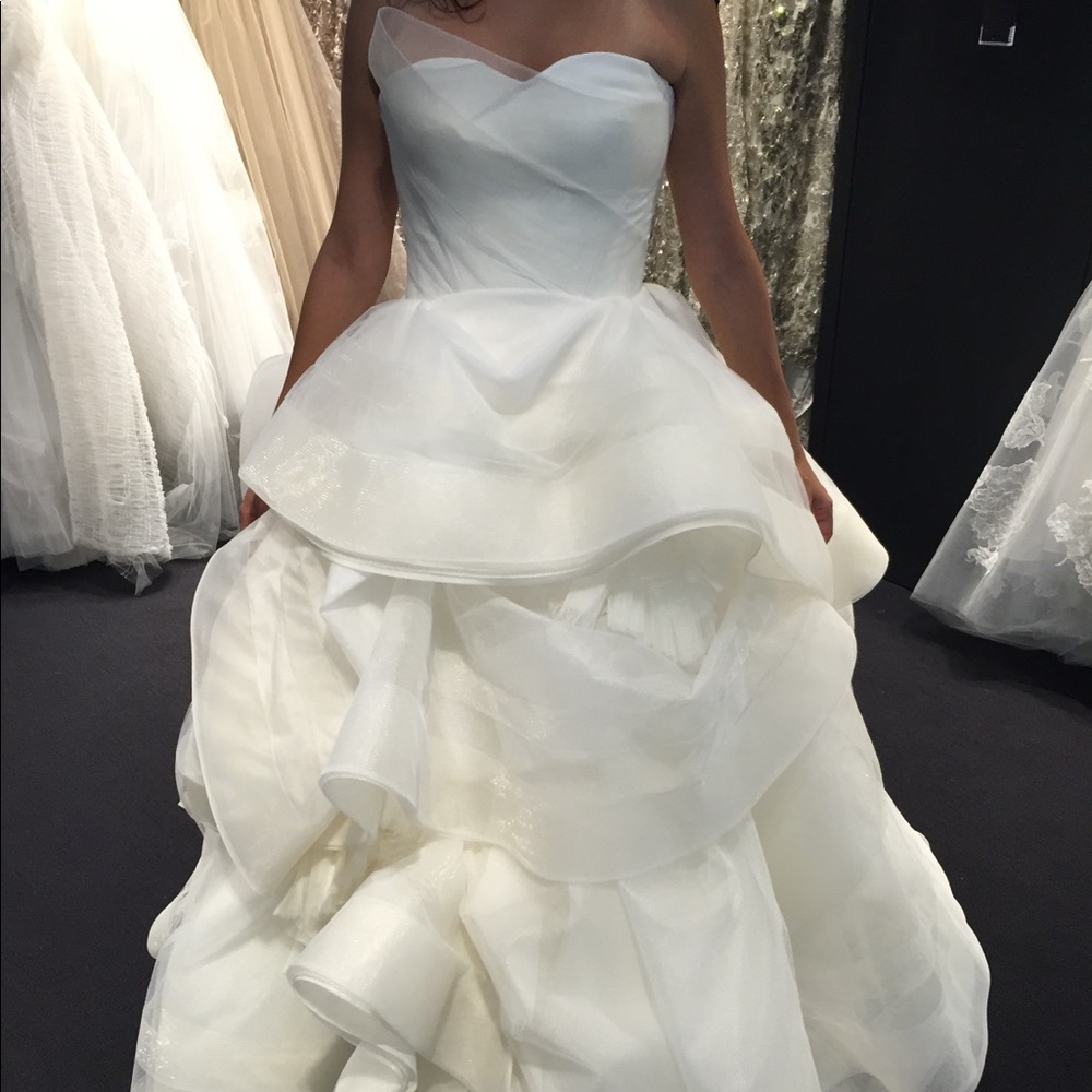 Vera Wang Couture Iconic Wedding dress (Katherine) - Picture 3 of 5